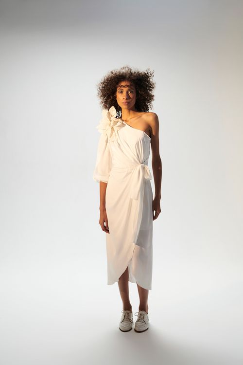 Vestido mídi manga única cetim monalisa off white
